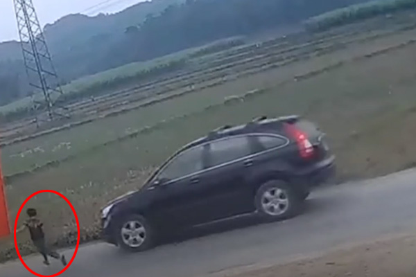 Video: Người đàn ông chạy xe máy đột ngột tăng ga làm rơi bé trai xuống đường-1