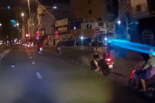 Video: Người đàn ông chạy xe máy đột ngột tăng ga làm rơi bé trai xuống đường