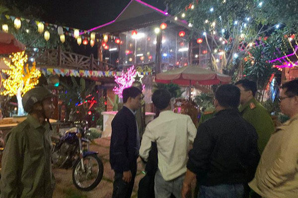 Mâu thuẫn lúc dự tiệc cưới ở An Giang, nhóm người từ Bình Dương bị rượt chém náo loạn-3