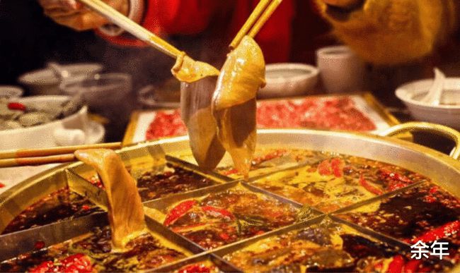 5 vị khách đang ăn lẩu nhưng lại bị 9 nhân viên trong nhà hàng nhìn chằm chằm và câu chuyện gây tranh cãi-1