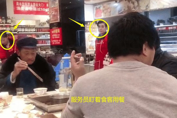 Nằm xem điện thoại để con trai 1 tuổi bò trên sàn nhà, bà mẹ cứu con thoát khỏi Tử thần trong tích tắc, cảnh hiện trường khiến ai cũng rụng tim-5