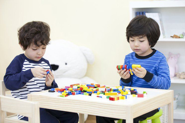 Con vẽ một con chó biết bay và bị cô giáo bắt vẽ lại, người mẹ có cách xử trí tinh tế đến mức các chuyên gia cũng phải khen ngợi-4