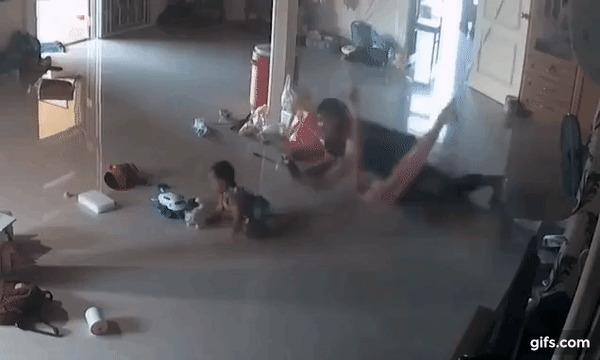 Nằm xem điện thoại để con trai 1 tuổi bò trên sàn nhà, bà mẹ cứu con thoát khỏi Tử thần trong tích tắc, cảnh hiện trường khiến ai cũng rụng tim-1