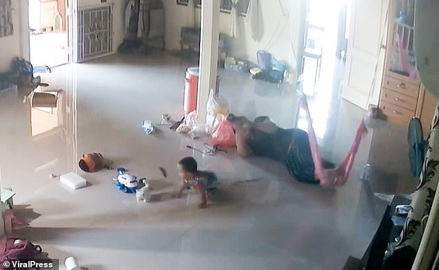 Nằm xem điện thoại để con trai 1 tuổi bò trên sàn nhà, bà mẹ cứu con thoát khỏi Tử thần trong tích tắc, cảnh hiện trường khiến ai cũng rụng tim-2