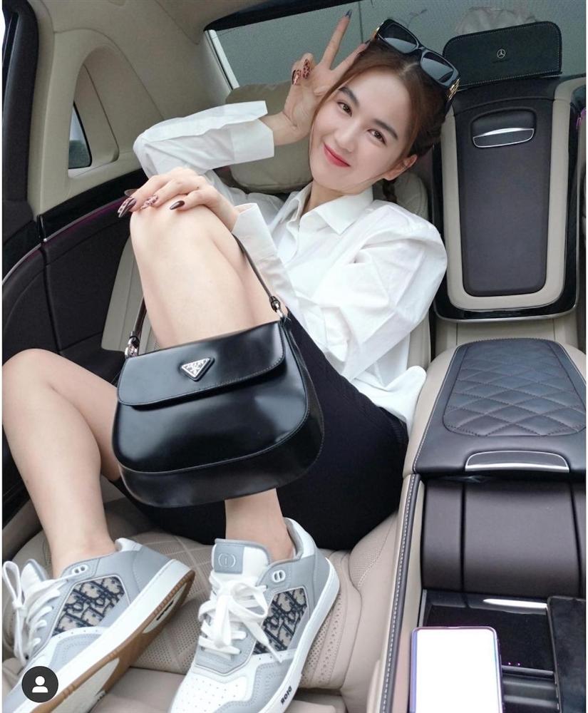 Lịm tim với style trẻ trung của Ngọc Trinh chỉ với hai tone màu trắng /đen-2