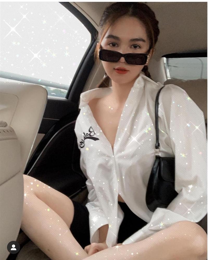 Lịm tim với style trẻ trung của Ngọc Trinh chỉ với hai tone màu trắng /đen-3