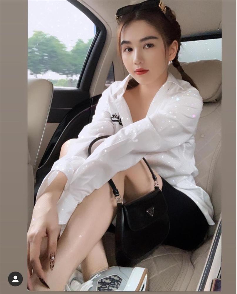 Lịm tim với style trẻ trung của Ngọc Trinh chỉ với hai tone màu trắng /đen-4