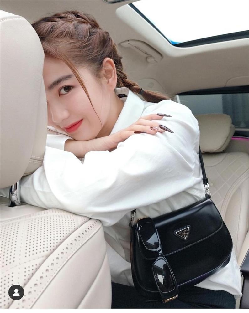 Lịm tim với style trẻ trung của Ngọc Trinh chỉ với hai tone màu trắng /đen-8