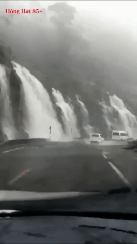 Clip: Kinh hãi cảnh nước dội xuống từ vách núi bên đèo Khánh Lê, rầm rầm như thác đổ-1