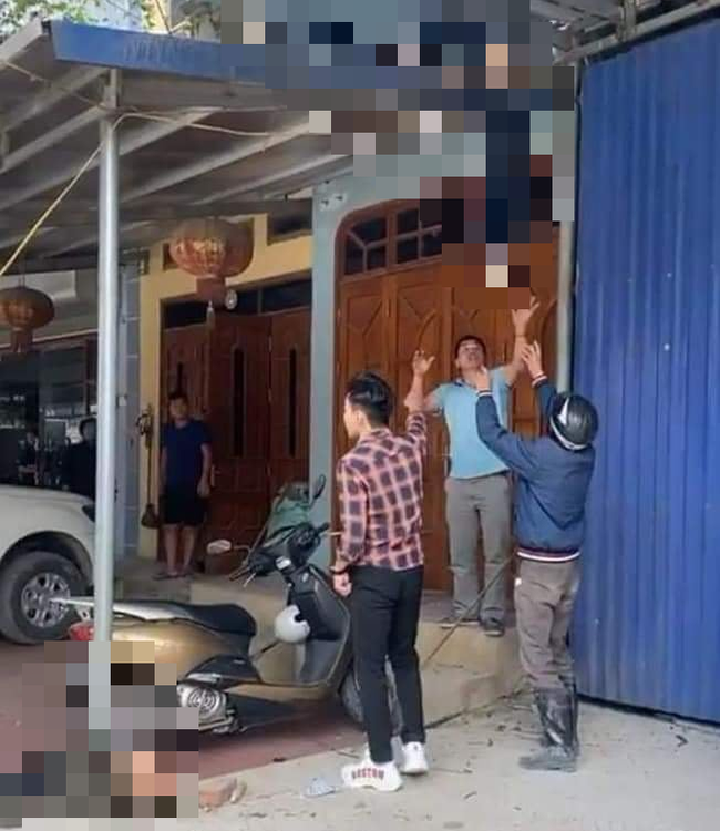 Kinh hoàng: Ô tô chạy tốc độ cao tông thẳng vào 2 bố con đi xe máy hất bay 1 người lên mái nhà dân, cả 2 tử vong thương tâm-2