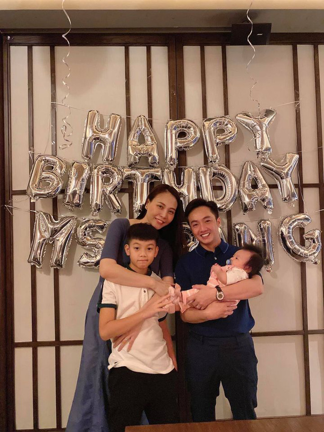 Cường Đô La chia sẻ bức ảnh gia đình 4 người trong tiệc sinh nhật bà xã, gây chú là hành động của Đàm Thu Trang dành cho bé Subeo-1