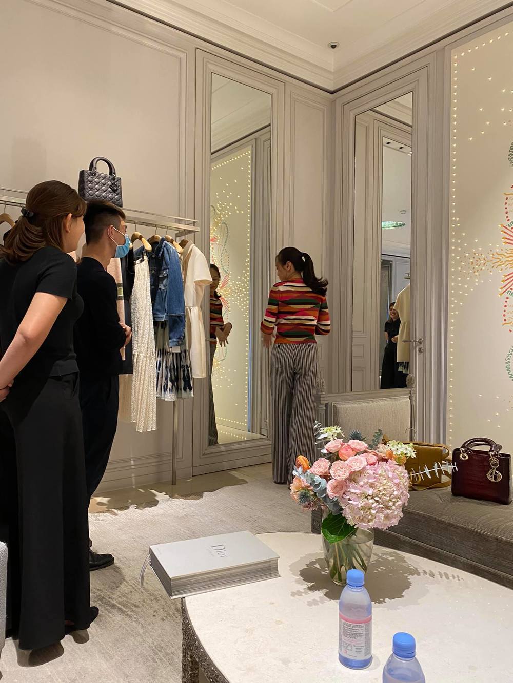 Cường Đô La chia sẻ bức ảnh gia đình 4 người trong tiệc sinh nhật bà xã, gây chú là hành động của Đàm Thu Trang dành cho bé Subeo-4