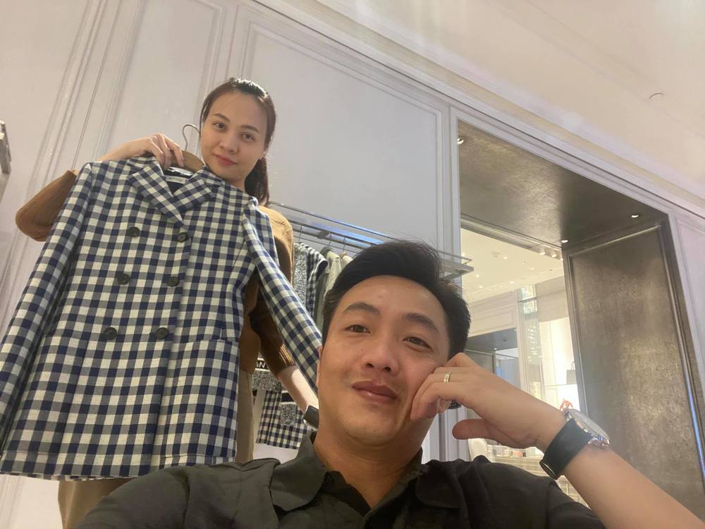 Cường Đô La chia sẻ bức ảnh gia đình 4 người trong tiệc sinh nhật bà xã, gây chú là hành động của Đàm Thu Trang dành cho bé Subeo-3