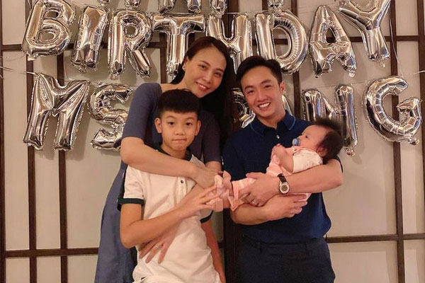 Mùa Giáng sinh của con gái Cường Đô La - Đàm Thu Trang: Chill sương sương dưới cây thông khủng trong biệt thự triệu đô!-7