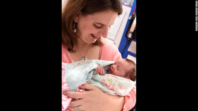 Bà mẹ chết lặng khi nhận kết quả siêu âm ở tuần thứ 16, kì diệu hơn là em bé sau đó phải chào đời tới 2 lần-2