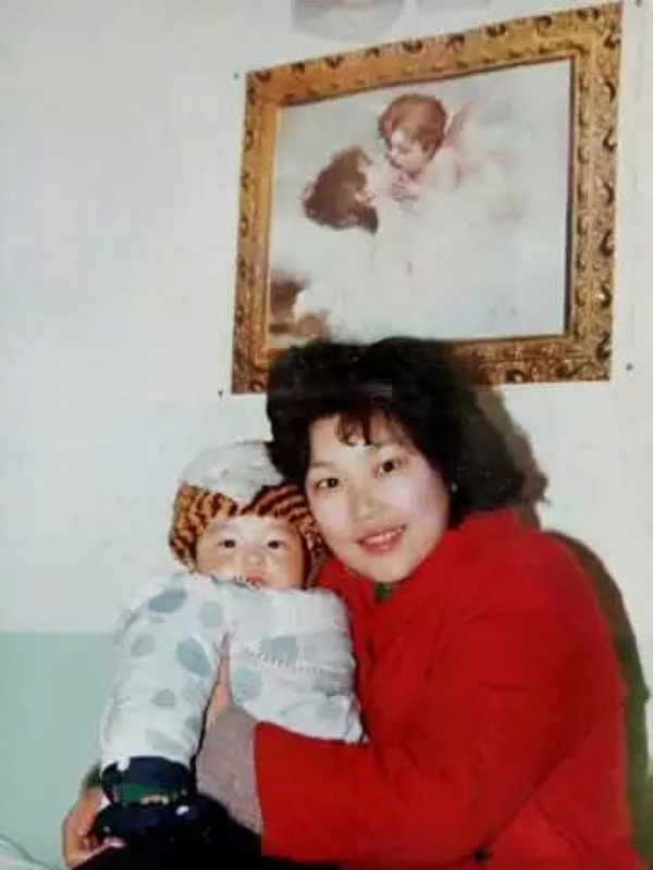 Con sinh ra bị khiếm khuyết, mẹ chấp nhận ly hôn một mình nuôi đứa trẻ và ai cũng ngỡ ngàng với kết quả gần 30 năm sau-1