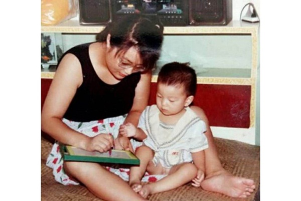 Con sinh ra bị khiếm khuyết, mẹ chấp nhận ly hôn một mình nuôi đứa trẻ và ai cũng ngỡ ngàng với kết quả gần 30 năm sau-3