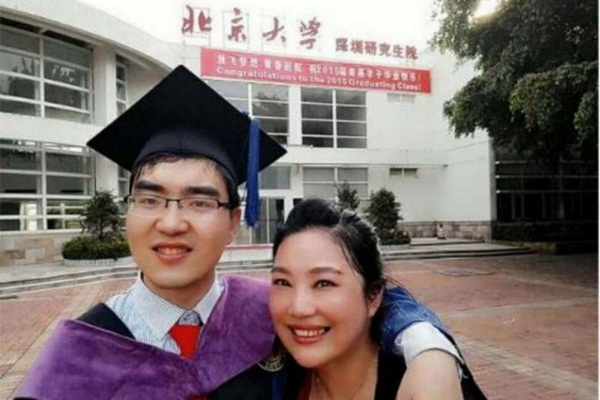 Con sinh ra bị khiếm khuyết, mẹ chấp nhận ly hôn một mình nuôi đứa trẻ và ai cũng ngỡ ngàng với kết quả gần 30 năm sau-5