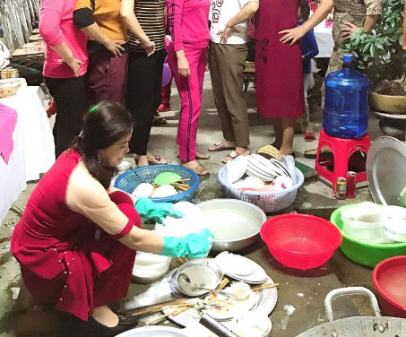 Xôn xao clip cô gái ngày đầu về làm dâu ngồi rửa đống mâm bát đầy ụ, cô dì bên chồng đứng chống nạnh: Chưa sạch, rửa lại-2