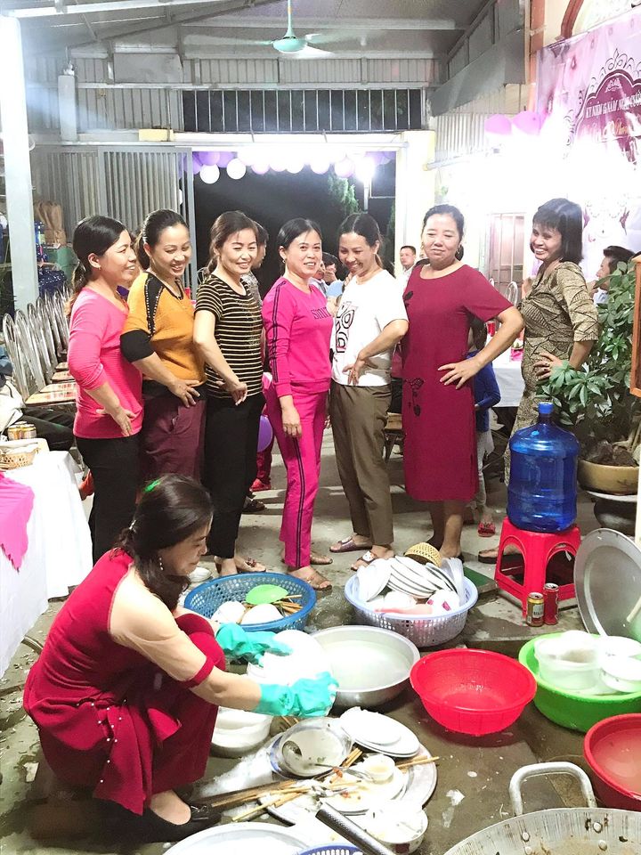 Xôn xao clip cô gái ngày đầu về làm dâu ngồi rửa đống mâm bát đầy ụ, cô dì bên chồng đứng chống nạnh: Chưa sạch, rửa lại-3