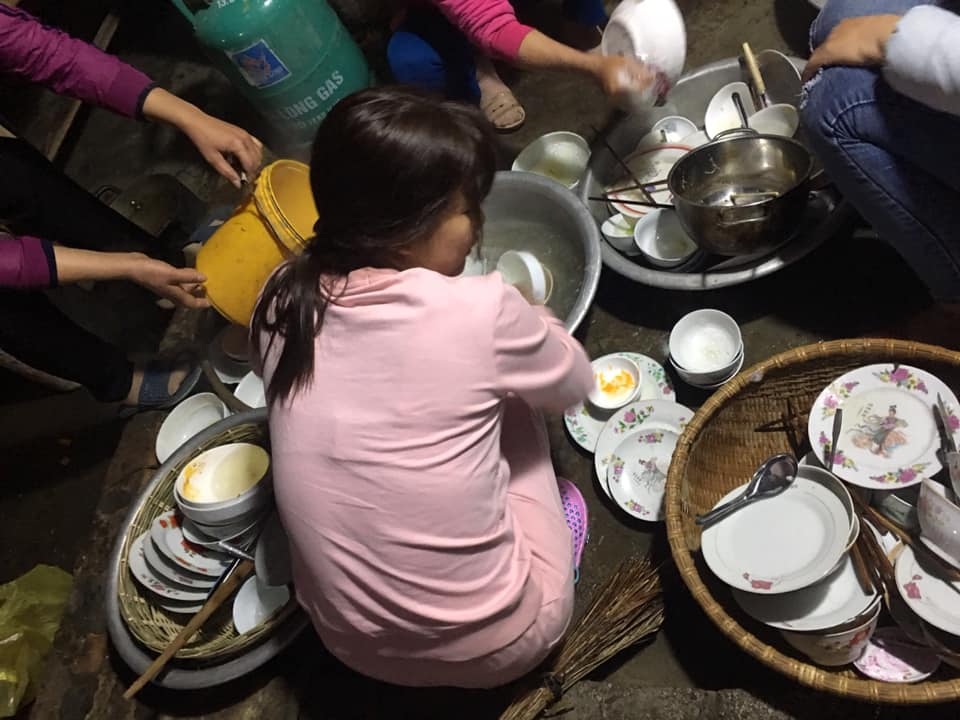 Xôn xao clip cô gái ngày đầu về làm dâu ngồi rửa đống mâm bát đầy ụ, cô dì bên chồng đứng chống nạnh: Chưa sạch, rửa lại-4