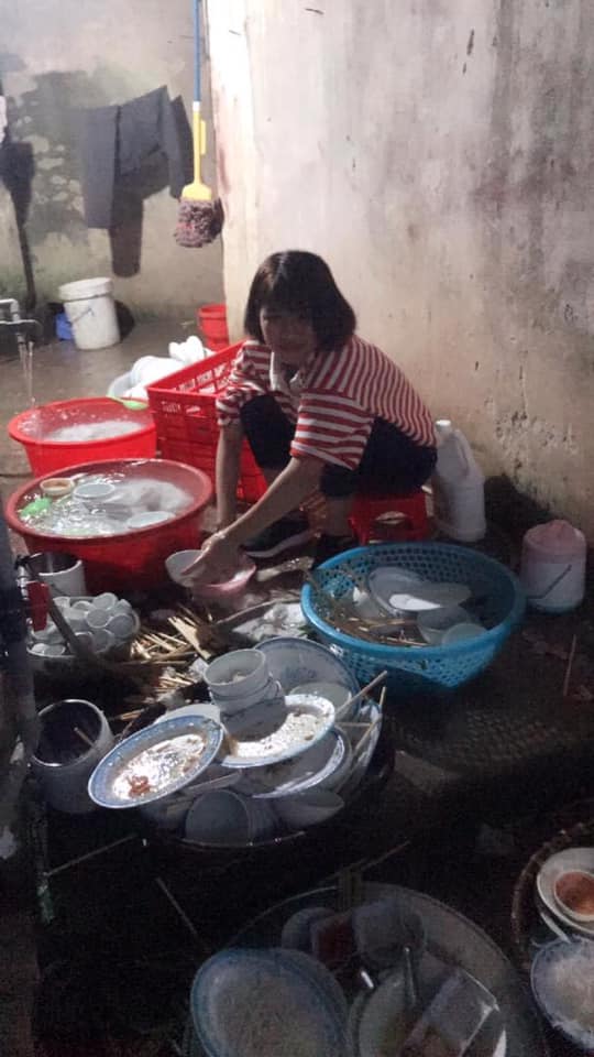 Xôn xao clip cô gái ngày đầu về làm dâu ngồi rửa đống mâm bát đầy ụ, cô dì bên chồng đứng chống nạnh: Chưa sạch, rửa lại-5