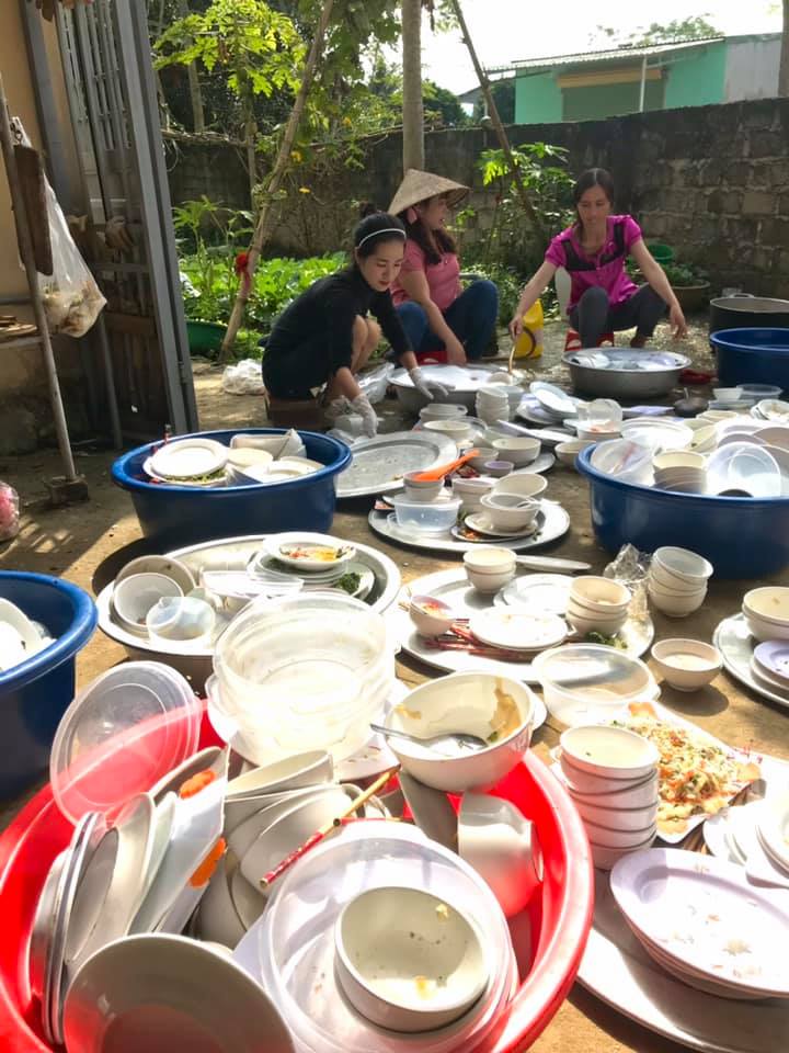 Xôn xao clip cô gái ngày đầu về làm dâu ngồi rửa đống mâm bát đầy ụ, cô dì bên chồng đứng chống nạnh: Chưa sạch, rửa lại-6