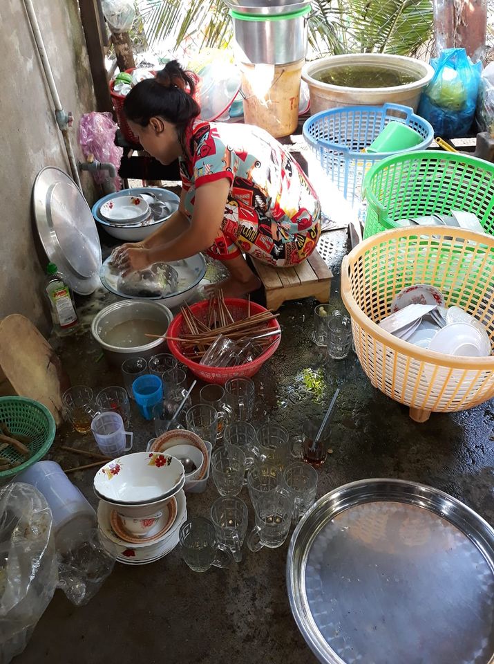 Xôn xao clip cô gái ngày đầu về làm dâu ngồi rửa đống mâm bát đầy ụ, cô dì bên chồng đứng chống nạnh: Chưa sạch, rửa lại-7