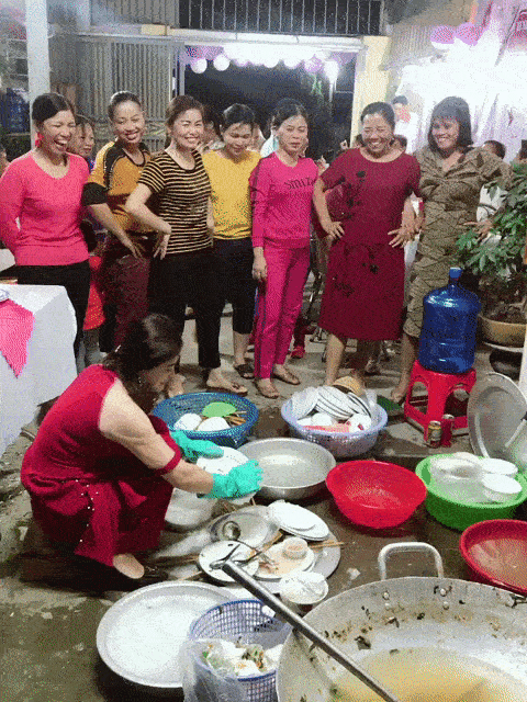 Xôn xao clip cô gái ngày đầu về làm dâu ngồi rửa đống mâm bát đầy ụ, cô dì bên chồng đứng chống nạnh: Chưa sạch, rửa lại-1