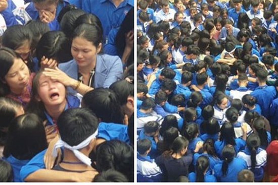 Cả ngàn thầy cô và học sinh ở Nghệ An ôm nhau bật khóc ngay giữa sân trường