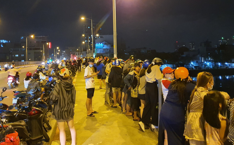 2 vợ chồng nhảy sông Sài Gòn tự tử, người dân chen nhau đứng trên thành cầu để theo dõi, quay phim-1
