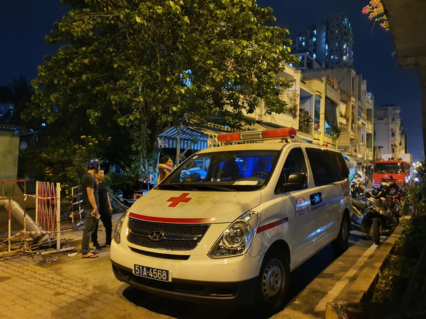 2 vợ chồng nhảy sông Sài Gòn tự tử, người dân chen nhau đứng trên thành cầu để theo dõi, quay phim-2