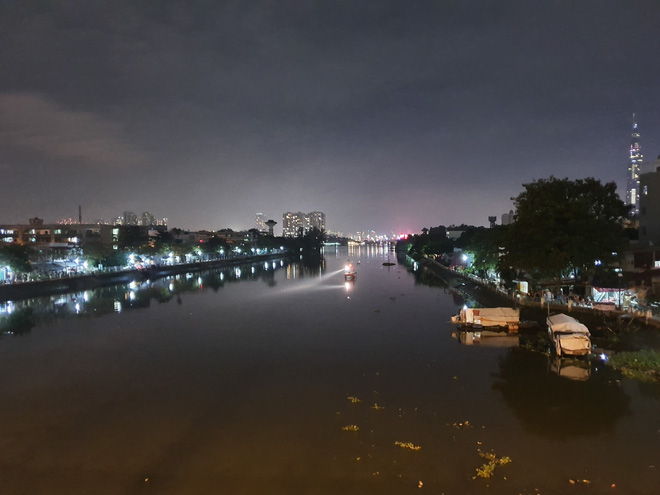 2 vợ chồng nhảy sông Sài Gòn tự tử, người dân chen nhau đứng trên thành cầu để theo dõi, quay phim-3