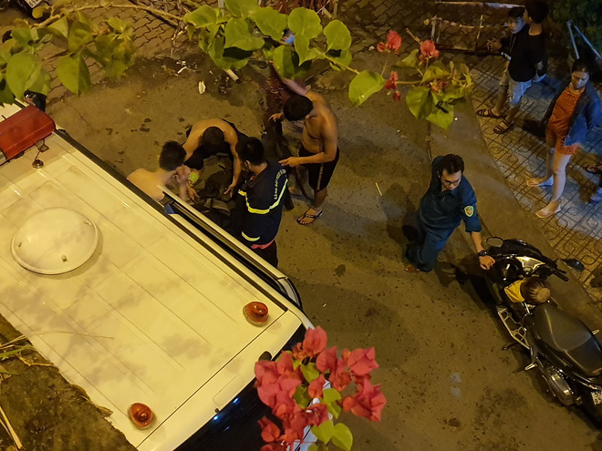 2 vợ chồng nhảy sông Sài Gòn tự tử, người dân chen nhau đứng trên thành cầu để theo dõi, quay phim-4