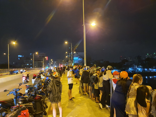 2 vợ chồng nhảy sông Sài Gòn tự tử, người dân chen nhau đứng trên thành cầu để theo dõi, quay phim-5