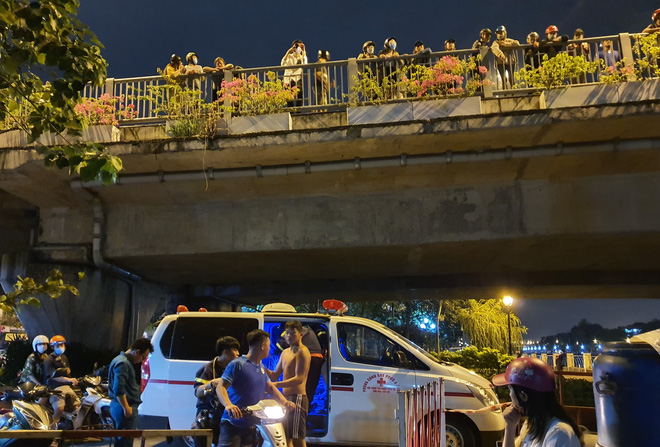 2 vợ chồng nhảy sông Sài Gòn tự tử, người dân chen nhau đứng trên thành cầu để theo dõi, quay phim-6