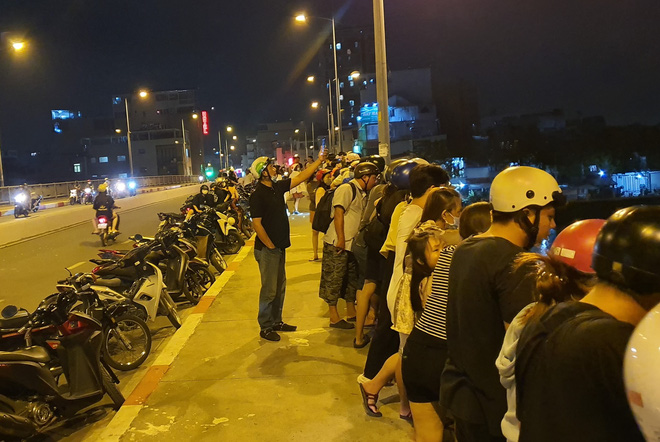 2 vợ chồng nhảy sông Sài Gòn tự tử, người dân chen nhau đứng trên thành cầu để theo dõi, quay phim-7