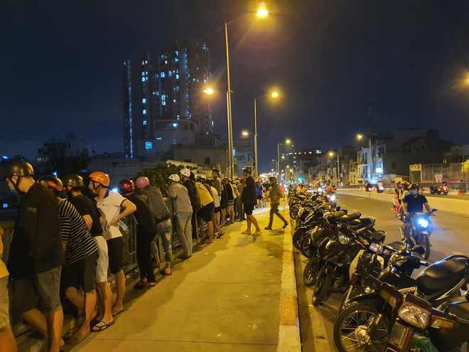 2 vợ chồng nhảy sông Sài Gòn tự tử, người dân chen nhau đứng trên thành cầu để theo dõi, quay phim-8