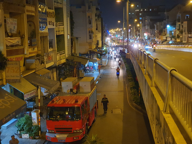 2 vợ chồng nhảy sông Sài Gòn tự tử, người dân chen nhau đứng trên thành cầu để theo dõi, quay phim-9