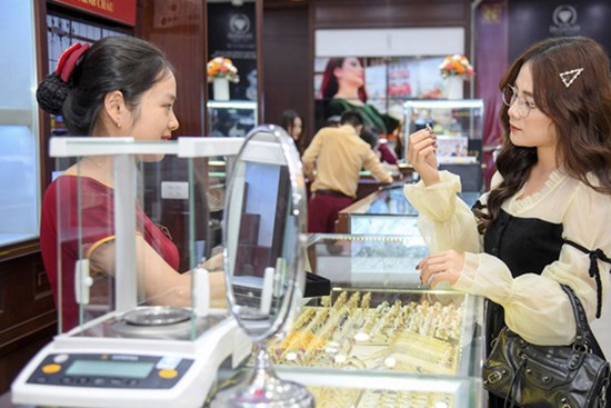 Giá vàng bị bán tháo, lao dốc không phanh