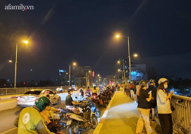 Cùng nhau nhảy xuống kênh sau khi cự cãi trong đêm tối, chồng chết, vợ hối hận muộn màng-1