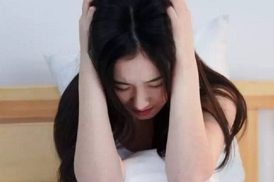 Đêm tân hôn, chuẩn bị vào giường thì nghe loáng thoáng tiếng chồng gọi điện: 
