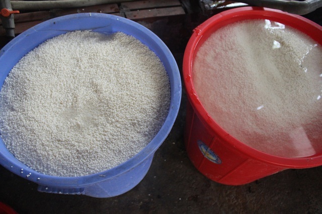 Gia đình 3 thế hệ làm bánh dày: Nửa đêm rầm rập giã, ngày hết 300kg gạo nếp-4