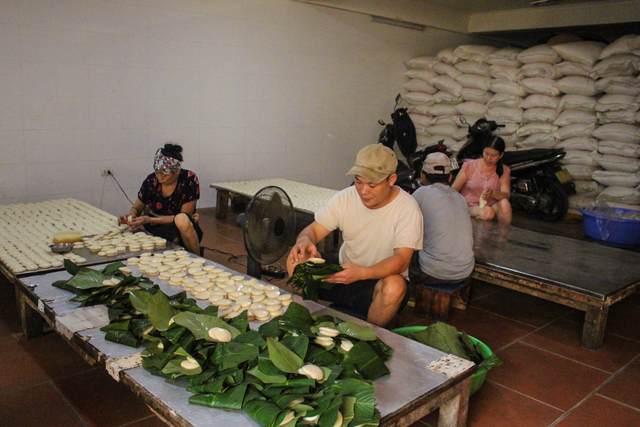 Gia đình 3 thế hệ làm bánh dày: Nửa đêm rầm rập giã, ngày hết 300kg gạo nếp-1