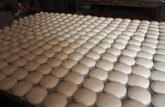Gia đình 3 thế hệ làm bánh dày: Nửa đêm rầm rập giã, ngày hết 300kg gạo nếp-2