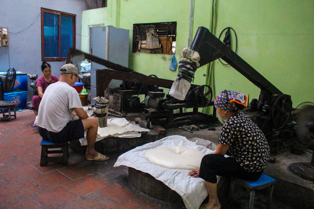 Gia đình 3 thế hệ làm bánh dày: Nửa đêm rầm rập giã, ngày hết 300kg gạo nếp-3