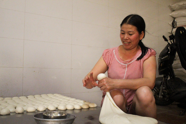 Gia đình 3 thế hệ làm bánh dày: Nửa đêm rầm rập giã, ngày hết 300kg gạo nếp-6