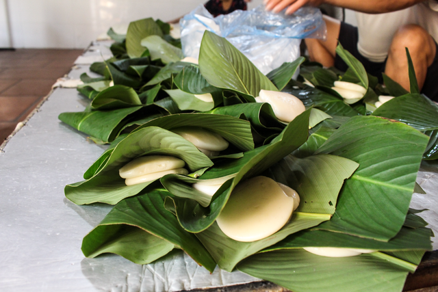 Gia đình 3 thế hệ làm bánh dày: Nửa đêm rầm rập giã, ngày hết 300kg gạo nếp-9