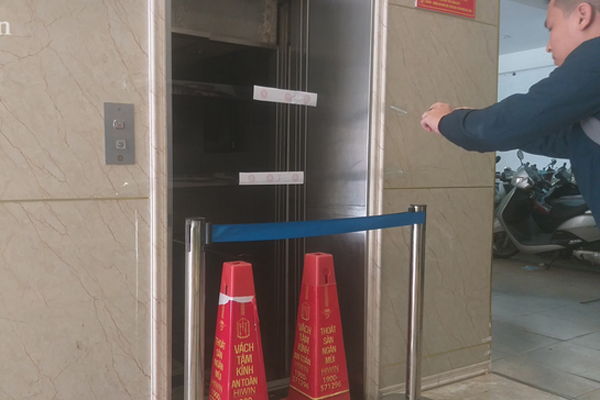 Hà Nội: Từ thang máy bước ra sảnh không có lan can, người đàn ông ngã từ tầng 2 xuống đất chấn thương nặng-5