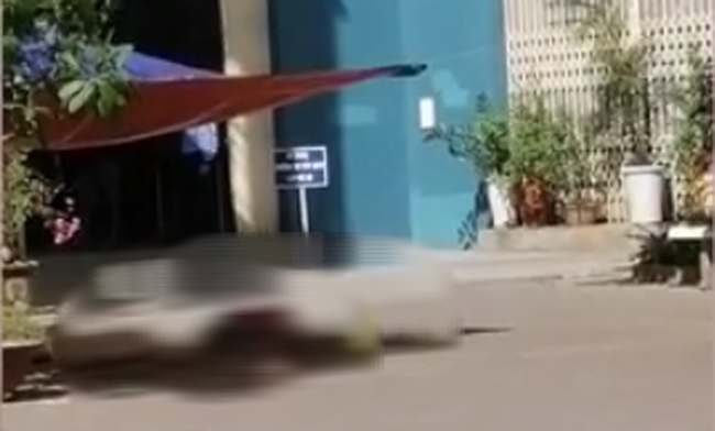 Hà Nội : Một người đàn ông chết thảm dưới sân chung cư sau khi rơi từ tầng cao-1